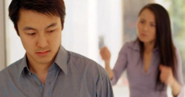 Thái độ lạ của chồng trên facebook tiết lộ chuyện ngoại tình - 1 Ảnh minh họa.