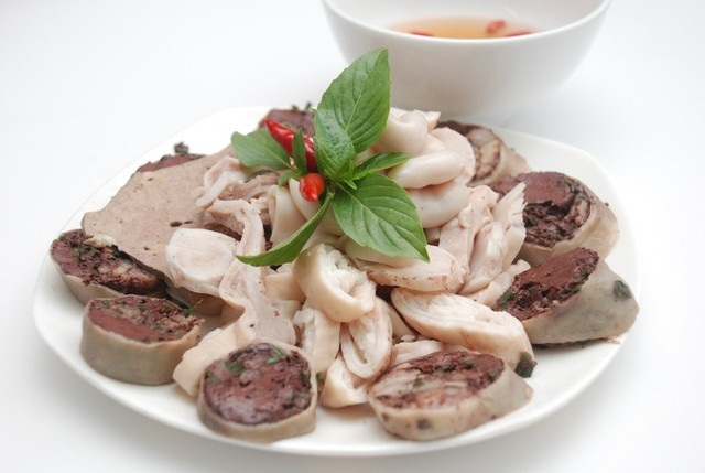 7 ghi nhớ về chế độ ăn của người sỏi thận - 1 Người bị sỏi thận nên tránh ăn thực phẩm chứa purin như lòng lợn, lạp xưởng...