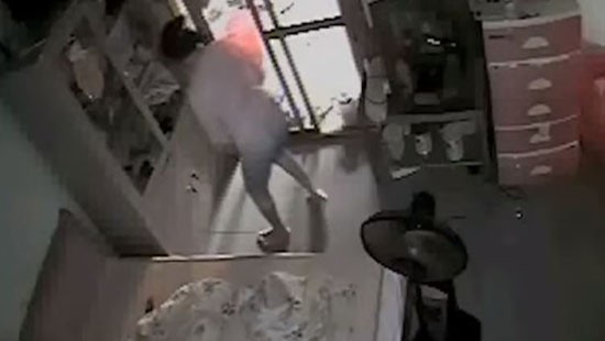 "Ôsin" chăm chỉ... rút ruột tài sản - 1 Một vụ ôsin trộm cắp tài sản bị phát hiện qua camera an ninh