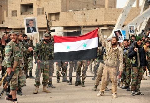 Cảm xúc Nga ca khúc khải hoàn tại Syria - 1 Binh sỹ quân đội Chính phủ Syria sau khi giành quyền kiểm soát thành phố al-Bukamal từ tay IS ngày 20/11. Ảnh: THX
