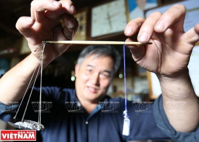 Chân dung người chạm bạc cuối cùng trên đỉnh núi Pờ Lỳ Ngài - 1
Bạc để chế tác trang sức được ông mua tận Hà Nội, do Nhà nước bán. Trước khi chế tác, ông Tờ thường cân bạc trên chiếc cân ly tự chế để định lượng giá trị.