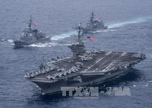 
Tàu sân bay Carl Vinson của Mỹ cùng với tàu khu trục của Nhật Bản tại Biển Philippines ngày 26/4. Ảnh: EPA/TTXVN
