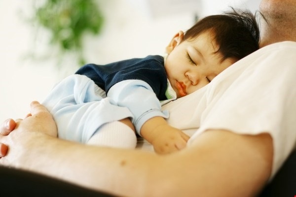 Chăm sóc để trẻ khỏe trong mùa lạnh - 1 Không nên ủ ấm quá mức cho trẻ.
