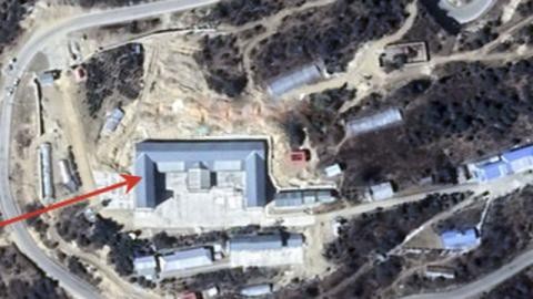 Lính Trung Quốc dồn đến biên giới Ấn, Pakistan - 1
Ảnh vệ tinh cho thấy Trung Quốc đã xây mới hạ tầng quân sự cho các binh sĩ sử dụng cùng các vị trí đặt súng gần cao nguyên Doklam - Ảnh chụp màn hình SCMP