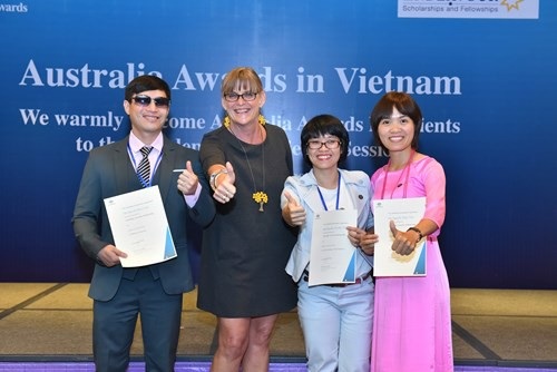 Hai vầng trăng khuyết tỏa sáng trên nước Úc - 2
Nguyễn Thủy Tiên, Nguyễn Thị Hải Yến và bà Karen Lanyon - Tổng Lãnh sự quán Australia tại TP Hồ Chí Minh