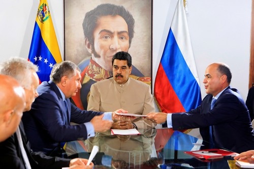 Chuyện hiếm ở Venezuela - 1
Tổng thống Venezuela Nicolas Maduro (giữa), Chủ tịch Rosneft Igor Sechin (trái) và Bộ trưởng Dầu mỏ Venezuela Manuel Quevedo kiêm Chủ tịch PDVSA gặp mặt ở Venezuela hôm 16-12 Ảnh: REUTERS