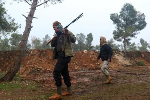 Syria: Sau lệnh ngừng bắn, Nga tập kích dữ dội - 2 Các tay súng của phiến quân tuần tra trong khu vực khu vực Rashideen, tỉnh Aleppo, Syria hôm 30/12. Ảnh: Reuters