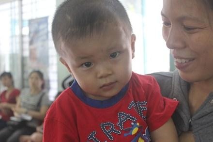 Bé trai đâm xuyên não vẫn chưa biết đi vì di chứng - 2 Bé Dương Minh Phát kháu khỉnh trong vòng tay mẹ trong lần tái khám định kỳ gần đây
