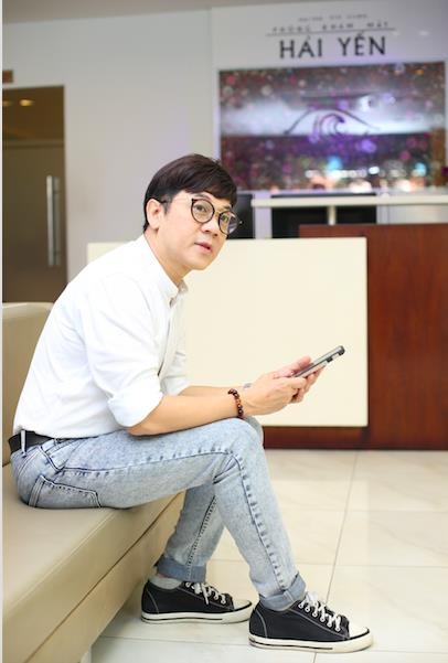 NSƯT Thành Lộc chia sẻ "cuộc chiến" với 3 bệnh ở mắt - 1 Chú thích hình: Cặp kính thuốc luôn là bạn với NSUT Thành Lộc 24/24 trong cuộc sống hàng ngày và trong công việc