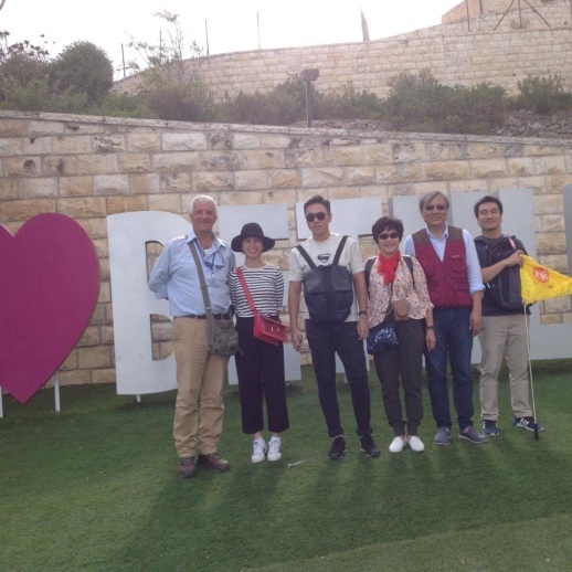 Là những nốt trầm về ngày thứ 6 Đức Chúa Jesus bị quân La Mã đóng đinh trên cây thánh giá, mà nay vẫn còn một lối nhỏ đề tích đường thánh giá – Vi A Dolorosa như làm sống lại những biến cố trong nhà thờ mộ thánh về cuộc đời của Chúa.