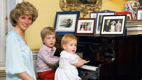 6 bức thư đấu giá và tình yêu con của Công nương Diana - 2 Công nương Diana cùng hai Hoàng tử William và Harry tại Cung điện Kensington. Ảnh: GETTY IMAGES
