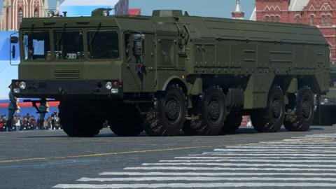 Nga lộ tên lửa Iskander ở Syria vì mưa? - 2 Xe phóng tên lửa Iskander-M của Nga