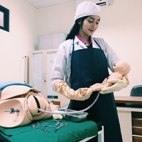 Nữ bác sĩ xinh đẹp gây chú ý vì giống Phạm Băng Băng - 2 Nữ bác sĩ xinh đẹp gây chú ý vì giống Phạm Băng Băng - 2