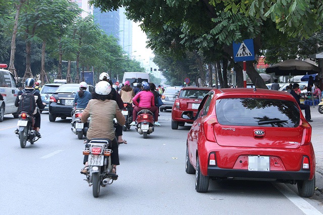 Hà Nội: Nhan nhản ô tô dừng đỗ trái phép dọc tuyến buýt nhanh BRT - 1
Sở Giao thông Vận tải Hà Nội quy định từ ngày 1/1/2017 các phương tiện không được dừng đỗ dọc toàn tuyến buýt nhanh BRT. Tuy nhiên, theo ghi nhận của phóng viên Dân trí, tình trạng này vẫn diễn ra đặc biệt ở các phố Giảng Võ, Láng Hạ va Lê Văn Lương.