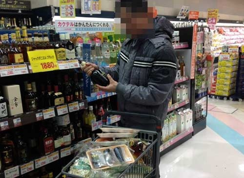 Công nhân Việt mua sắm nhu yếu phẩm tại siêu thị