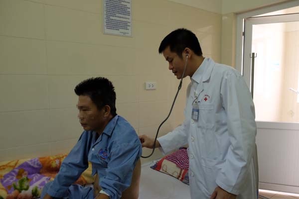 Bác sĩ khám lại cho bệnh nhân.        Ảnh: TM