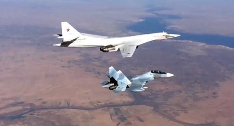 Phương Tây vạch sự thật Nga rút quân khỏi Syria - 2 Chiến đấu cơ Su-30SM hộ tống máy bay ném bom chiến lược TU-160 Nga tham chiến tại Syria. Ảnh: Viettimes