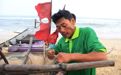 Cá về, ngư dân vui trở lại - 2 Ngư dân Bùi Văn Đoàn (trú xã Gio Hải) lên gân siết dây cước sửa lại con tàu 9CV cho chắc chắn để tiếp tục ra khơi (Ảnh: Ngọc Vũ)