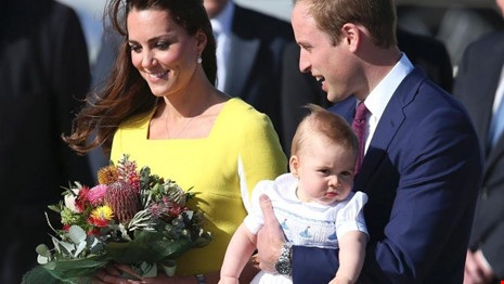 Hoàng tử William sẽ nghỉ làm phi công cứu thương - 2 Hoàng tử William cùng vợ, công nương Kate. Ảnh: DAILY MAIL