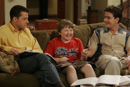 Một điều khá trùng hợp là cả hai ngôi sao của bộ phim “Two and a half men”, Charlie Sheen và Angus T. Jones đều cảm thấy “ghét cay ghét đắng” các vai diễn của họ trong dự án sitcom này.