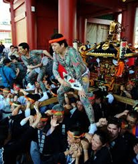 Sắp qua rồi thời của "những bố già lịch sự" - 2 Một lễ hội thường niên tại đền thờ Yakuza trong khu Asakusa ở Tokyo.