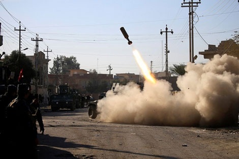 Trận Mosul dưới mắt những người lính Iraq - 2 Các tay súng IS phóng bom bay nhằm ngăn chặn đà tấn công của quân đội Iraq.
