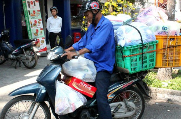 Tăng phí gấp ba, shipper vẫn chối khách vì quá tải - 1 Shipper làm việc liên tục trong ngày cận Tết (Ảnh minh hoạ)