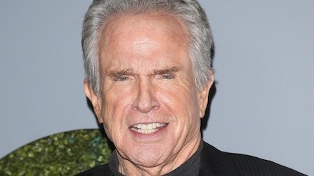 Gilbert Gottfried đã “nổi như cồn” sau khi góp giọng trong bộ phim hoạt hình “Aladdin” của Disney hồi năm 1992 mà ít ai biết rằng ban đầu, vai diễn của Gilbert Gottfried đã được nhắm cho huyền thoại điện ảnh Warren Beatty. Tuy nhiên, Warren Beatty lại cảm thấy vai diễn trong “Aladdin” gợi nhắc đến bộ phim “Ishtar” nổi tiếng mà ông thủ vai chính nên đã quyết định từ chối lời đề nghị của Disney.