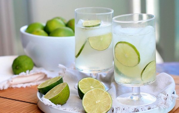 Quý ông nên tránh xa nước chanh, thuốc giải rượu khi say - 2 Uống nước chanh khi say vừa nôn nhiều hơn, gây nguy hiểm khi ngủ vừa làm tổn thương dạ dày