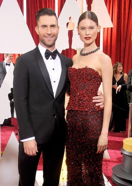 Kinh ngạc trước những cặp đôi lệch tuổi tại Hollywood - 1 Trông hai vợ chồng Adam Levine và Behati Prinsloo cực kì đẹp đôi bên nhau nhưng thực chất, thủ lĩnh nhóm Maroon 5 hơn vợ tới 10 tuổi