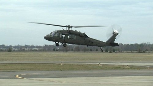 "Diều hâu đen" phiên bản mới thực hiện chuyến bay thử đầu tiên - 2 Trực thăng UH-60V trong chuyến bay thử nghiệm.