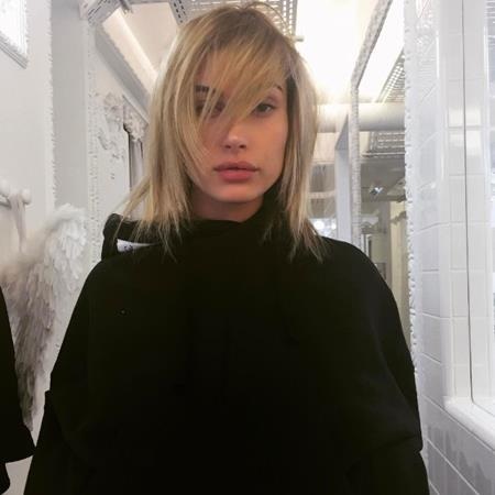 Ra Tết, cùng “quẩy” tưng bừng với các sao thế giới - 1 Hailey Baldwin tạo dáng khoe mái tóc ấn tượng