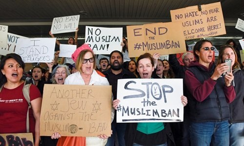 Hơn 10 ngày kịch tính của Donald Trump - 2 Người dân San Francisco biểu tình phản đối lệnh hạn chế nhập cư của ông Trump. Ảnh: Reuters