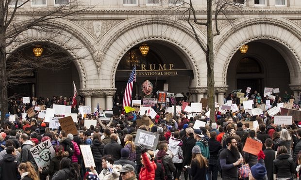 Tổng thống Trump vẫn duy trì lợi ích kinh doanh cá nhân - 1 Đám đông người biểu tình tụ tập trước cửa khách sạn quốc tế Trump tại Washington hồi tháng trước (Nguồn: Zach Gibson/Getty Images)