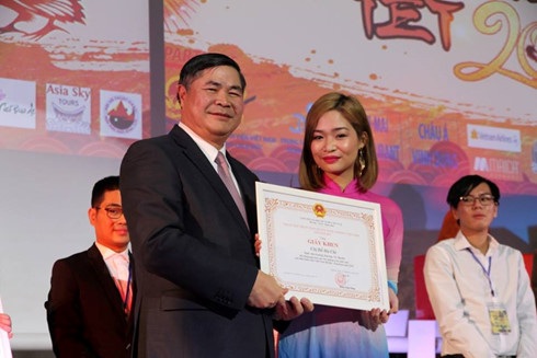 Cộng đồng sinh viên Việt Nam tại Đức tưng bừng đón Tết Đinh Dậu - 2 Đại sứ Đoàn Xuân Hưng trao giấy khen cho các sinh viên tiêu biểu