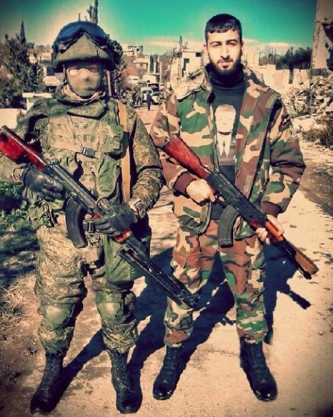 Binh sĩ quân Chính phủ Syria chụp ảnh cùng một người bịt mặt trong trang phục đặc nhiệm Spetsnaz