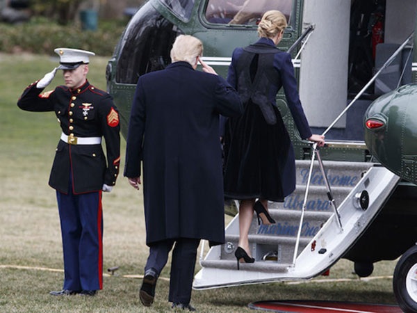 Đằng sau cuộc đột kích căn cứ Al-Qaeda ở Yemen - 2 Tổng thống Donald Trump lên trực thăng tới thăm gia đình đặc nhiệm Mỹ thiệt mạng trong cuộc đột kích.