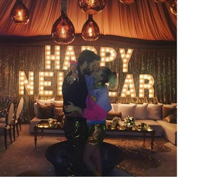 Chiêm ngưỡng những khoảnh khắc tình yêu ngọt lịm của các sao - 1 Miley Cyrus và Liam Hemsworth đã cùng nhau đón năm mới bằng một nụ hôn nóng bỏng khiến người hâm mộ phải “phát hờn” ghen tị