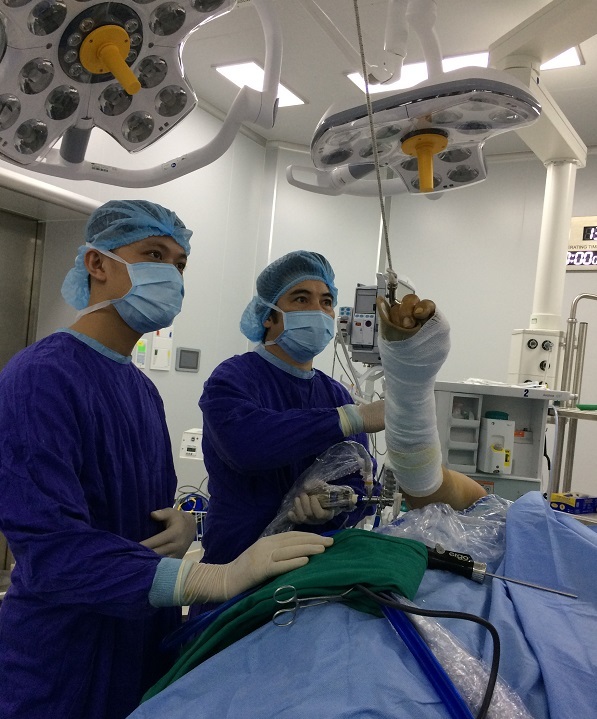 Ưu điểm vượt trội của phẫu thuật nội soi khớp vai tại Hệ thống Vinmec - 1 Bác sĩ Nguyễn Công Hoàng cùng ekip tại Vinmec Nha Trang đã mổ nội soi chữa triệt để hội chứng chèn ép dưới mỏm cùng vai cho ông Đào Tú.