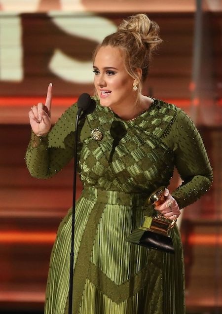 Xúc động khi Adele báo tin lấy chồng ngay lúc nhận giải Grammy - 1 Adele hạnh phúc trong giây phút nhận giải