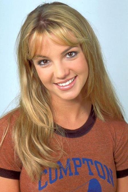 Nhìn lại hành trình “lột xác” ấn tượng của Britney Spears - 1 Hồi năm 1999, ở tuổi 17, cái tên Britney Spears đã lần đầu được cho ra mắt khán giả và ngay lập tức cô công chúa tuổi teen đã gây được ấn tượng tốt đẹp nhờ vẻ ngoài và giọng hát ngọt ngào, đáng yêu