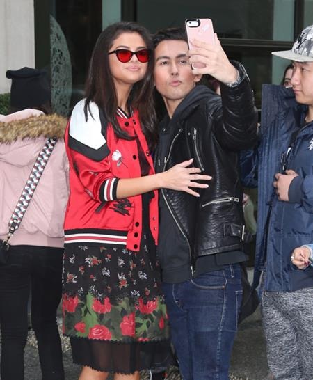 Selena Gomez được fans khen vì chịu khó chụp hình giao lưu - 1 Trong mọi tình huống, mọi hoàn cảnh, Selena Gomez luôn có thể nhanh chóng cho các fan hâm mộ chiêm ngưỡng một thần thái tự tin, thoải mái hết cỡ