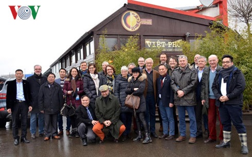 CLB Rotary Wien-Stadtpark tìm hiểu sự hội nhập của người Việt tại Đức - 2 Chụp ảnh lưu niệm tại TTTM Đồng Xuân.