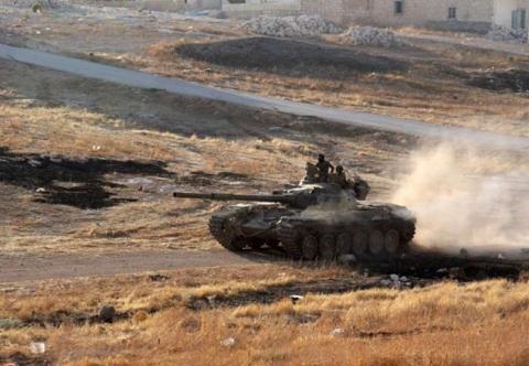 Syria tấn công, phá phương án 2 của Thổ Nhĩ Kỳ - 2 Xe tăng quân đội Syria tiến công trên chiến trường phía đông Aleppo.