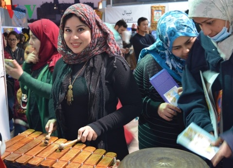 Một nữ du khách thử chơi đàn đá.