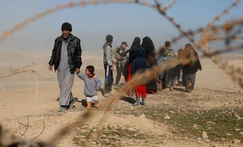 Mosul lâm thế khó, quân đội Syria-Thổ đụng độ tại Al-Bab - 2 Những người dân di tản khỏi Mosul