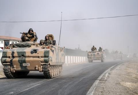 Thổ chĩa mũi nhọn diệt người Kurd, quân Assad phá vòng vây - 2 Quân đội Thổ Nhĩ Kỳ tiến vào Syria