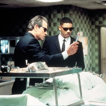 Những bộ phim nhắc nhở rằng bạn đã già - 1 Bộ phim “Men in Black” đã ra mắt khán giả lần đầu vào mùa hè năm 1997 và ngay lập tức gặt hái được thành công vang dội, dù đã hai thập kỉ trôi qua nhưng các khán giả vẫn không sao quên được màn trình diễn ăn ý của bộ đôi Tommy Lee Jones và Will Smith