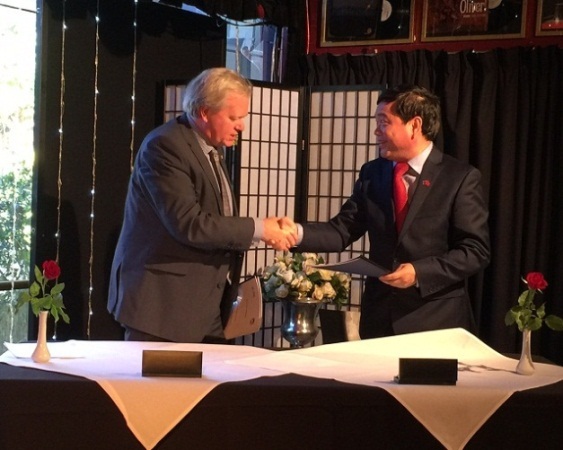 
GS.TS Trần Thọ Đạt và GS. Brian Schmith ký kết Thỏa thuận hợp tác
