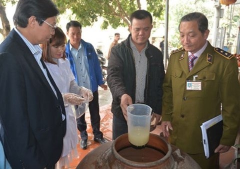 Hà Nội: Quán cơm bán rượu chứa methanol vượt ngưỡng hơn 2.000 lần - 2 Hà Nội sẽ tiếp tục kiểm tra, truy lùng rượu nhiễm độc methanol